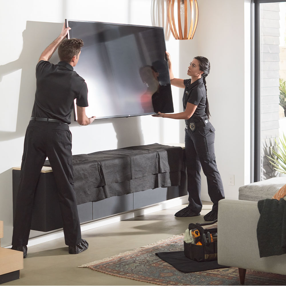 2 Handyman mounting a tv