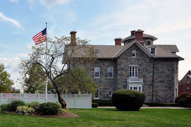 Home with landscaped yard in Minneapolis